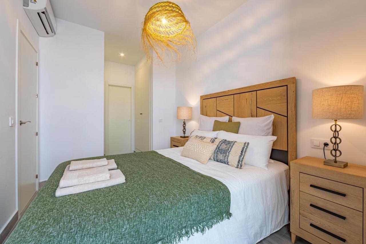 Large Terrace, Swimming Pool, Private Garage And Fiber