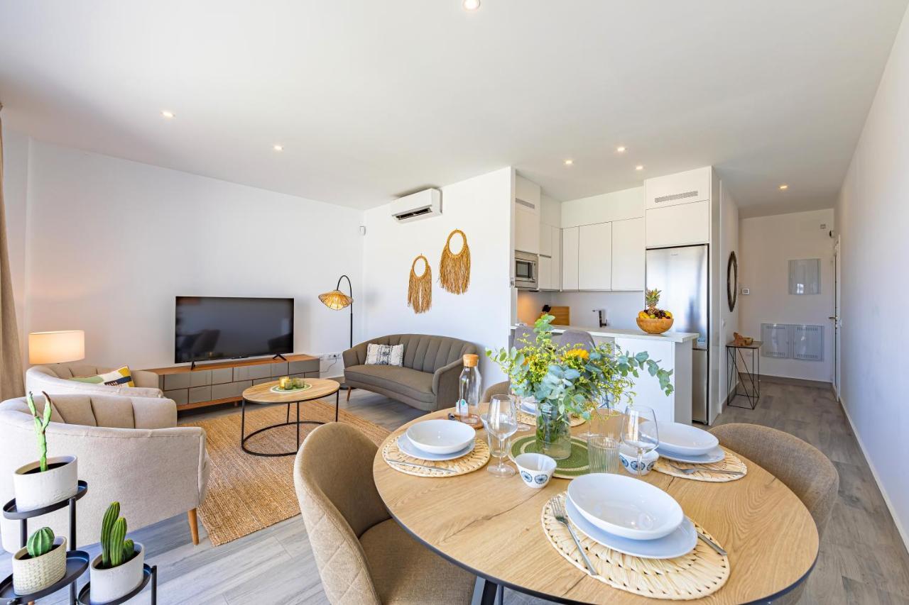 Large Terrace, Swimming Pool, Private Garage And Fiber