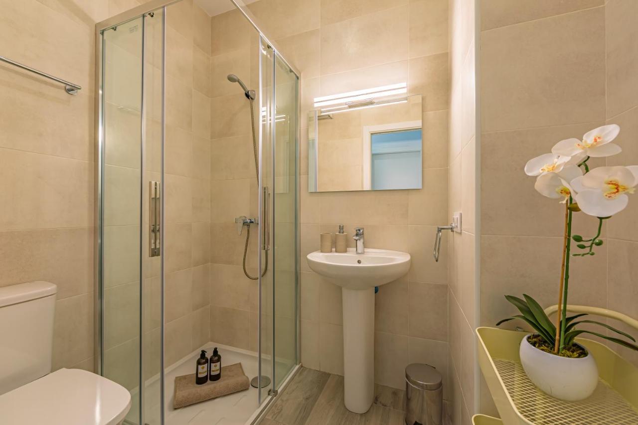Large Terrace, Swimming Pool, Private Garage And Fiber