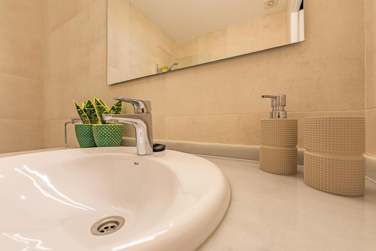 Large Terrace, Swimming Pool, Private Garage And Fiber